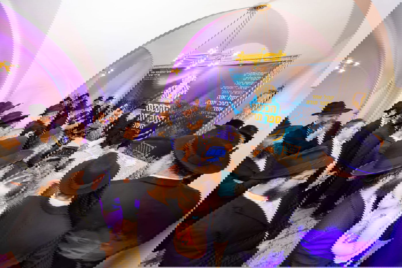 הכנסת ספר תורה הגדולה בעולם: 35,000 חגגו בכותל