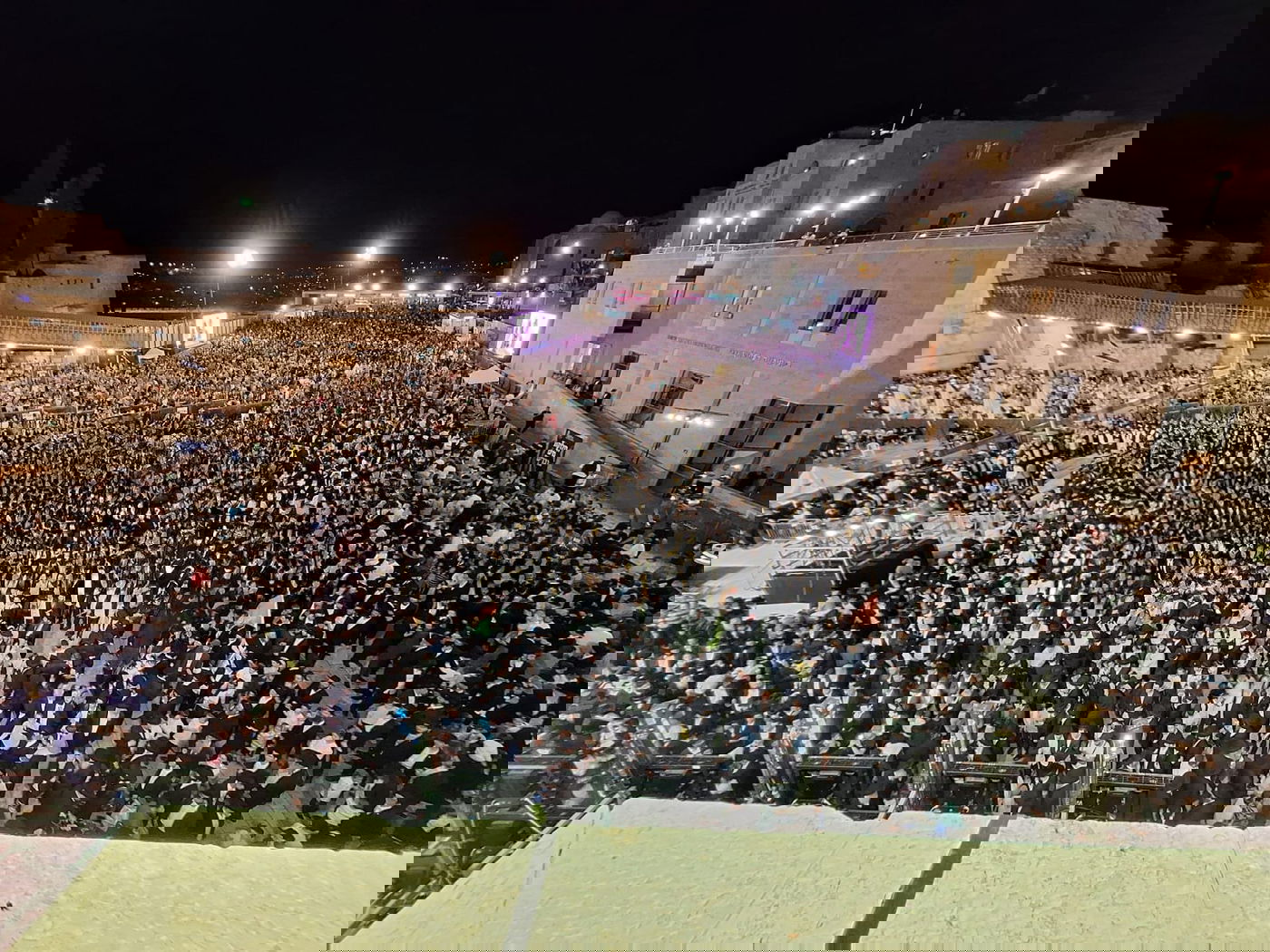 הכנסת ספר תורה הגדולה בעולם: 35,000 חגגו בכותל