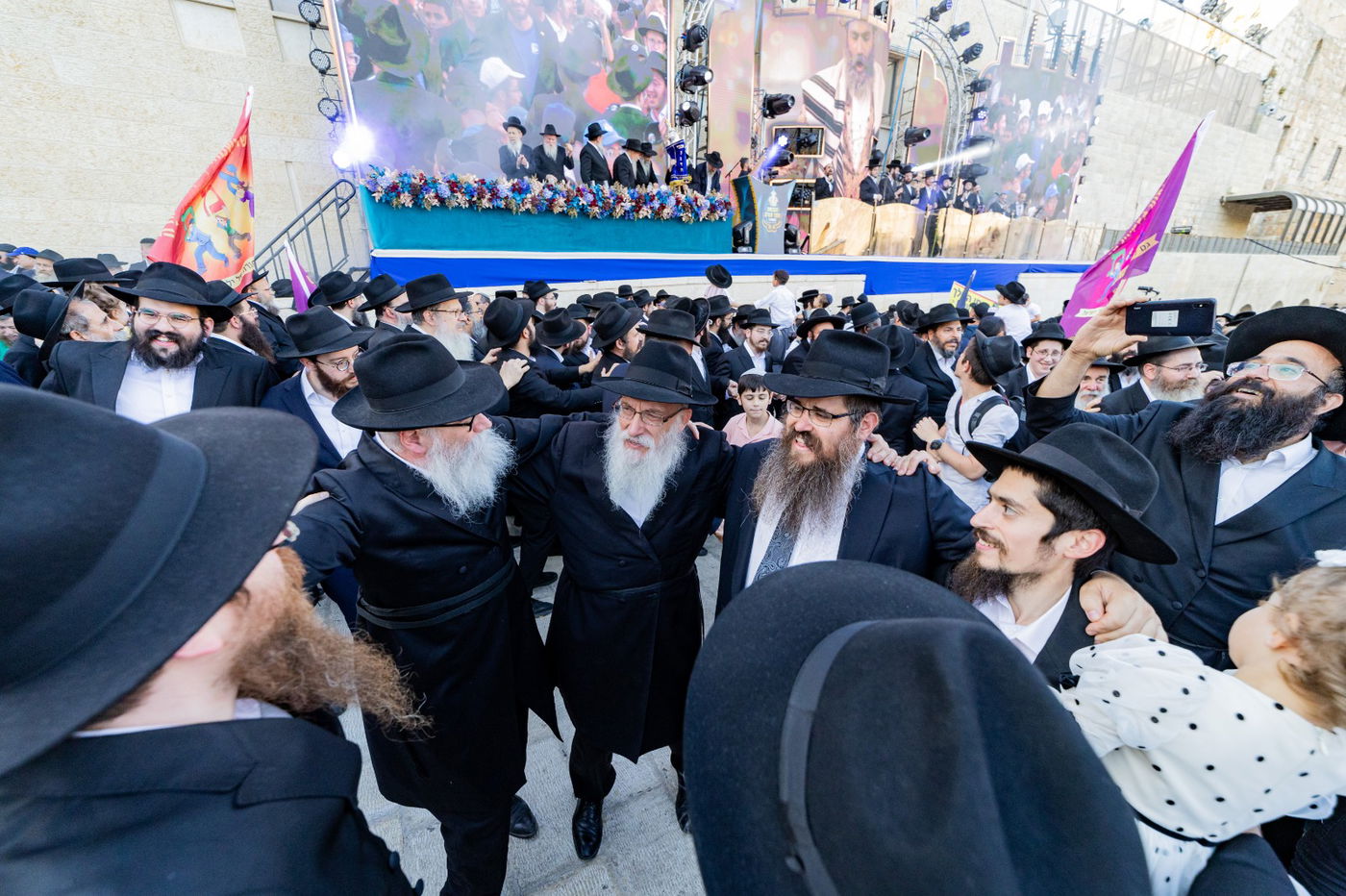 הכנסת ספר תורה הגדולה בעולם: 35,000 חגגו בכותל