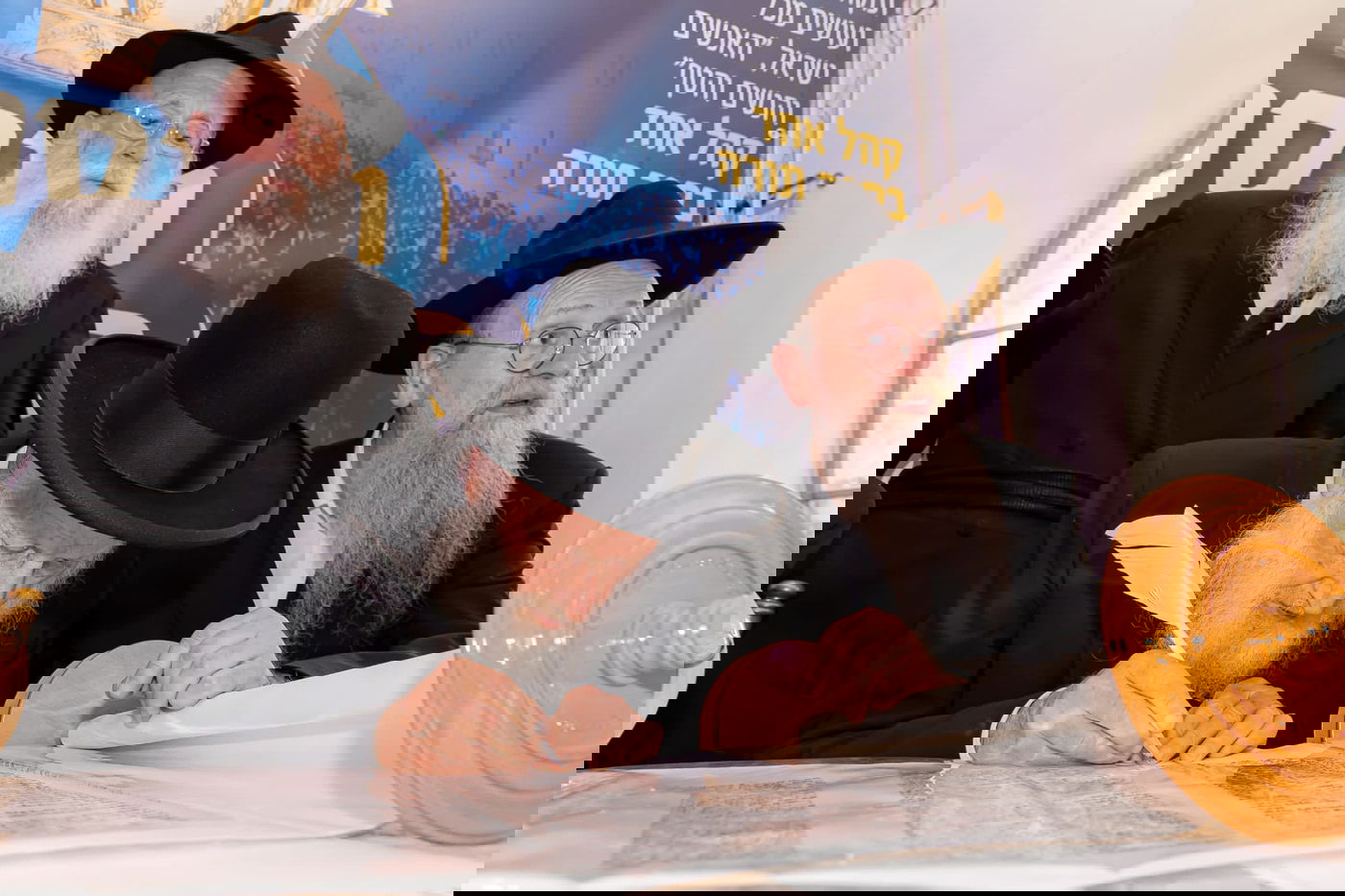 הכנסת ספר תורה הגדולה בעולם: 35,000 חגגו בכותל