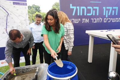 שרת התחבורה רגב בהנחת אבן הפינה לקו הכחול