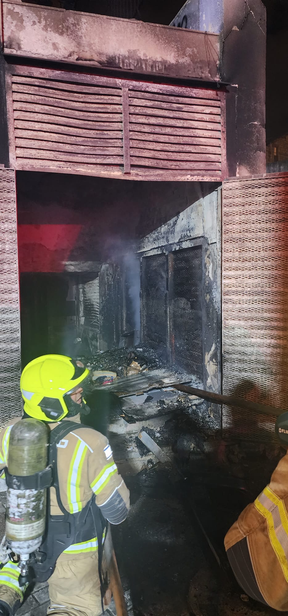 בן 50 חולץ במצב קשה ממבנה נטוש שעלה באש בחיפה