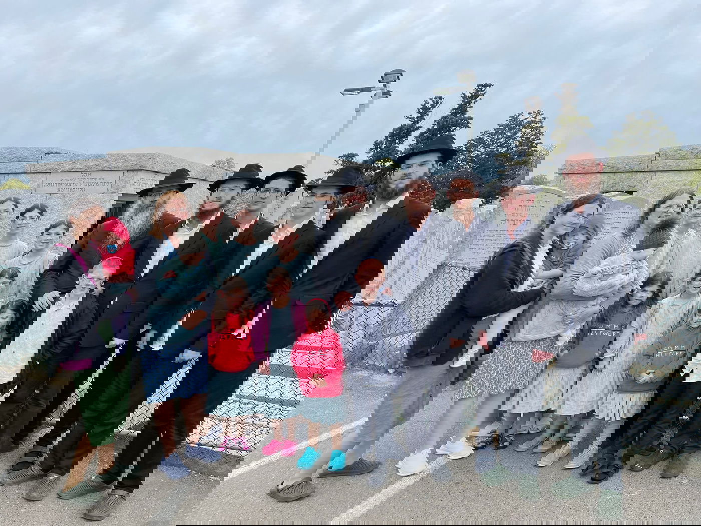 משפחת פרידמן בכניסה לציונו של הרבי