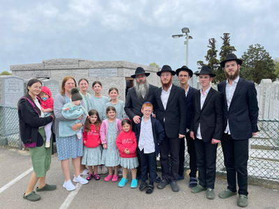 "שמיימי". משפחת פרידמן בפתח ציונו של הרבי מליובוואיטש זי"ע
