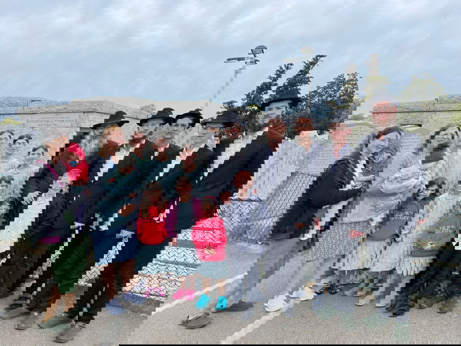 "שמיימי". משפחת פרידמן בפתח ציונו של הרבי מליובוואיטש זי"ע