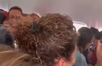 לפיד נחת בישראל, הנוסעים פצחו בשירת: "ביבי מלך ישראל"