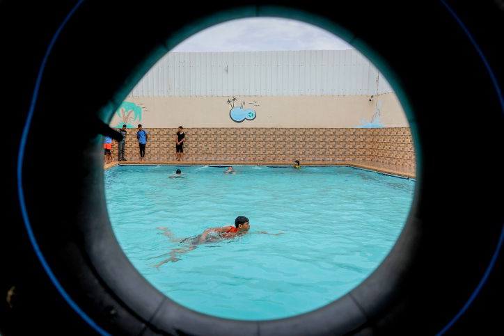 ילד בבריכה. אילוסטרציה