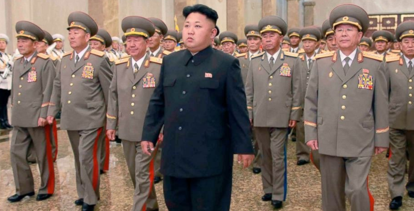 רודן צפון קוריאה עם אנשי צבא