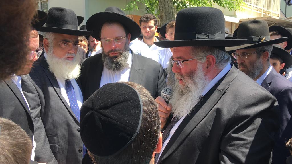 מודיעין עילית: מאות מלווים את הילד שטבע בבריכה