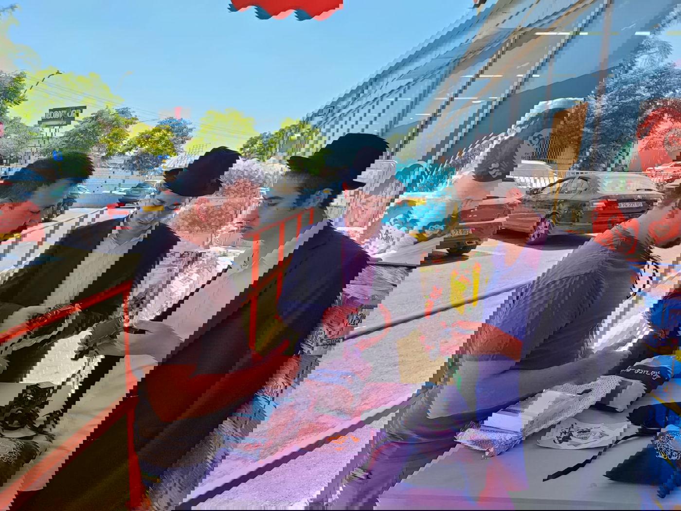 מרגש: משליך הביצה הגיע לדוכן, התנצל - והניח תפילין