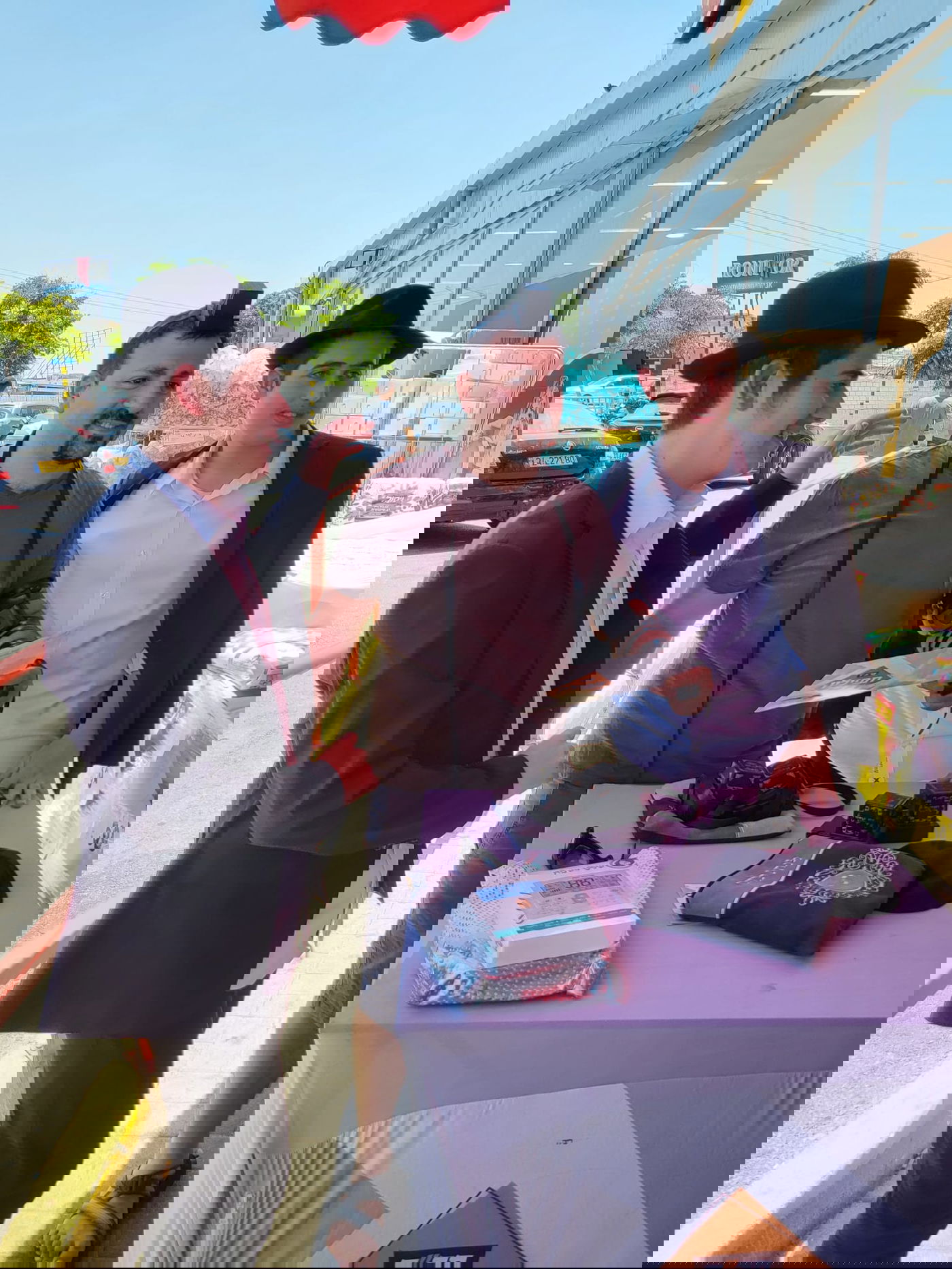 מרגש: משליך הביצה הגיע לדוכן, התנצל - והניח תפילין