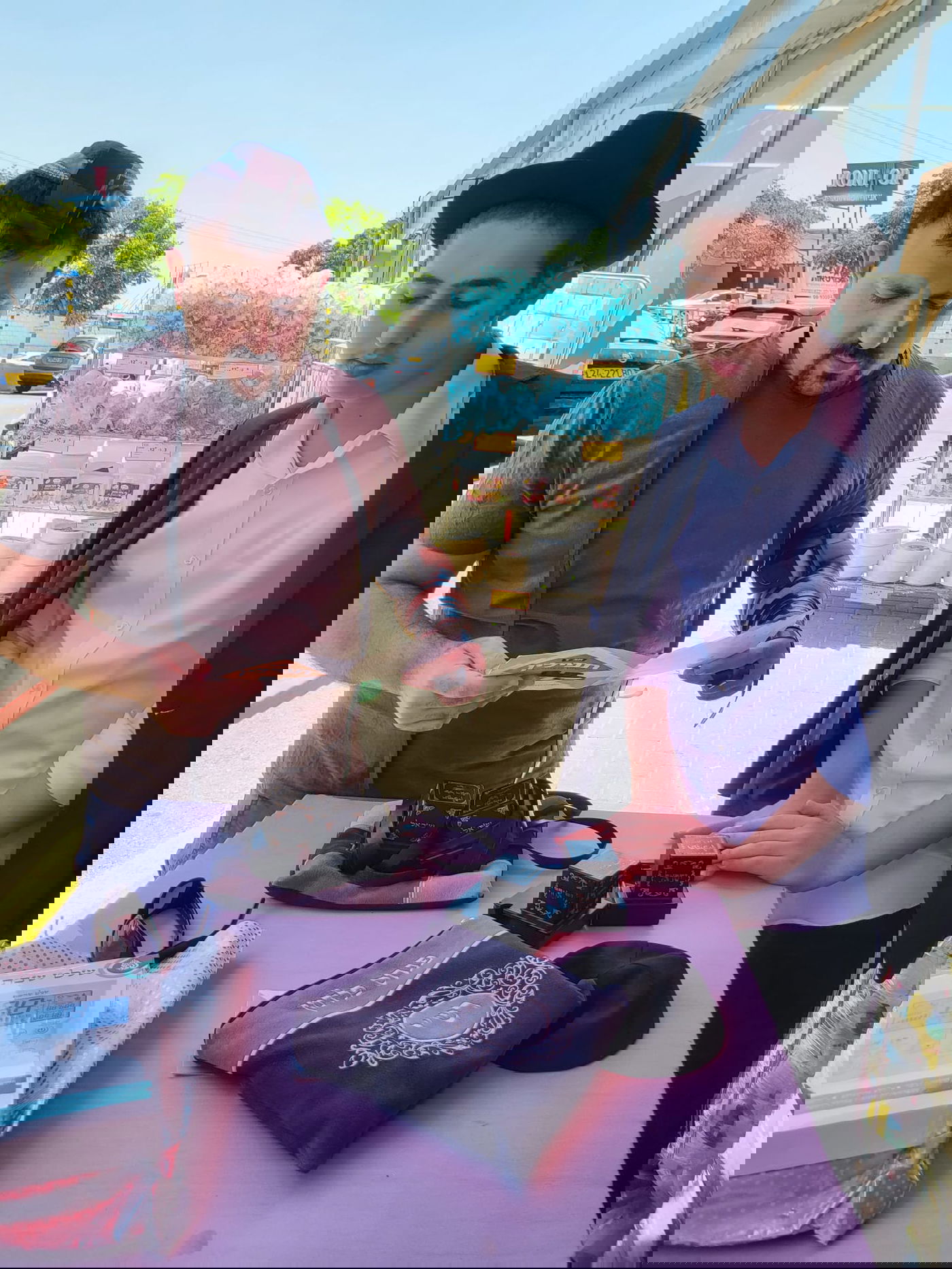 מרגש: משליך הביצה הגיע לדוכן, התנצל - והניח תפילין