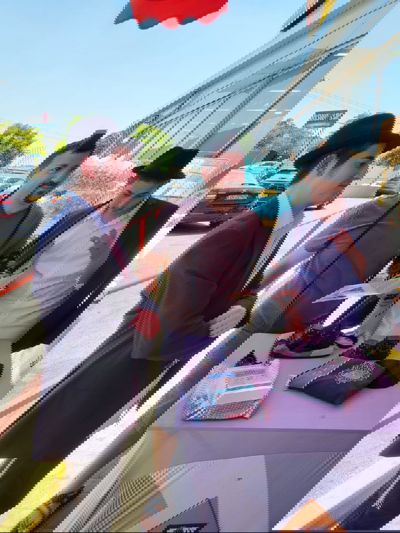 מרגש: משליך הביצה הגיע לדוכן, התנצל - והניח תפילין