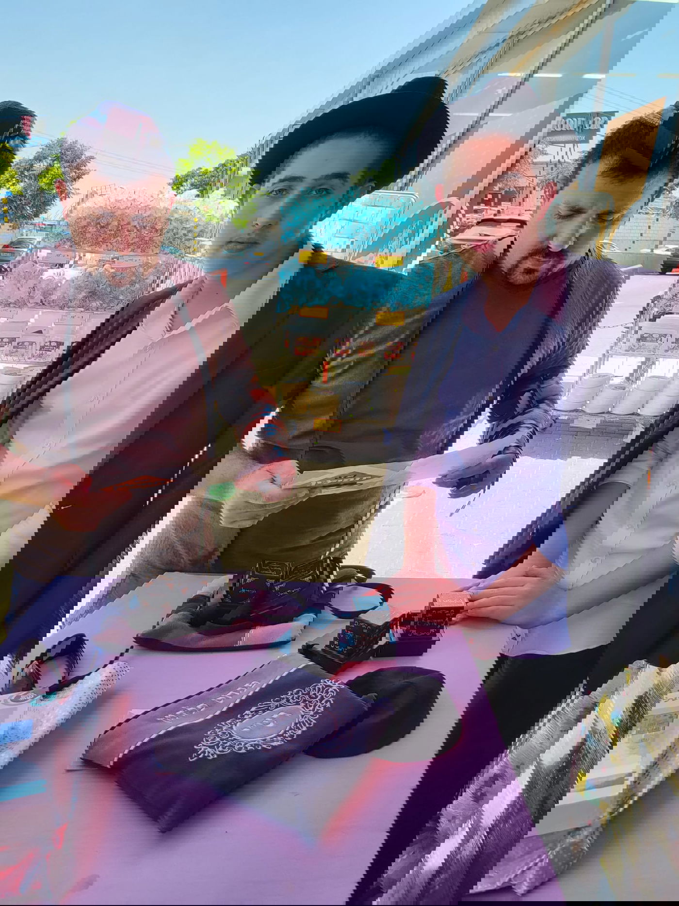 מרגש: משליך הביצה הגיע לדוכן, התנצל - והניח תפילין