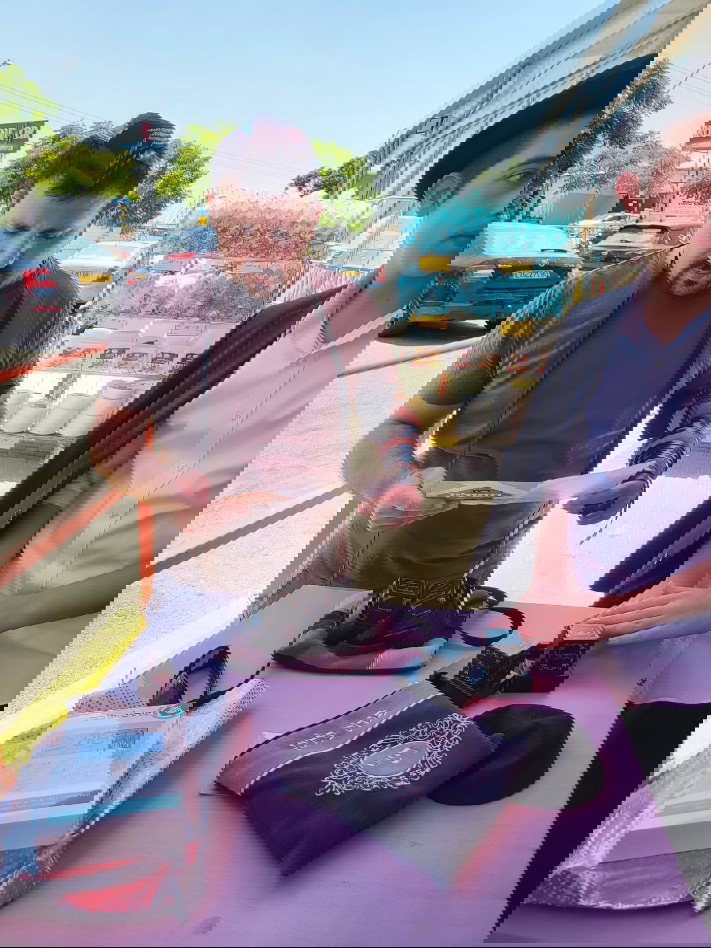 מרגש: משליך הביצה הגיע לדוכן, התנצל - והניח תפילין