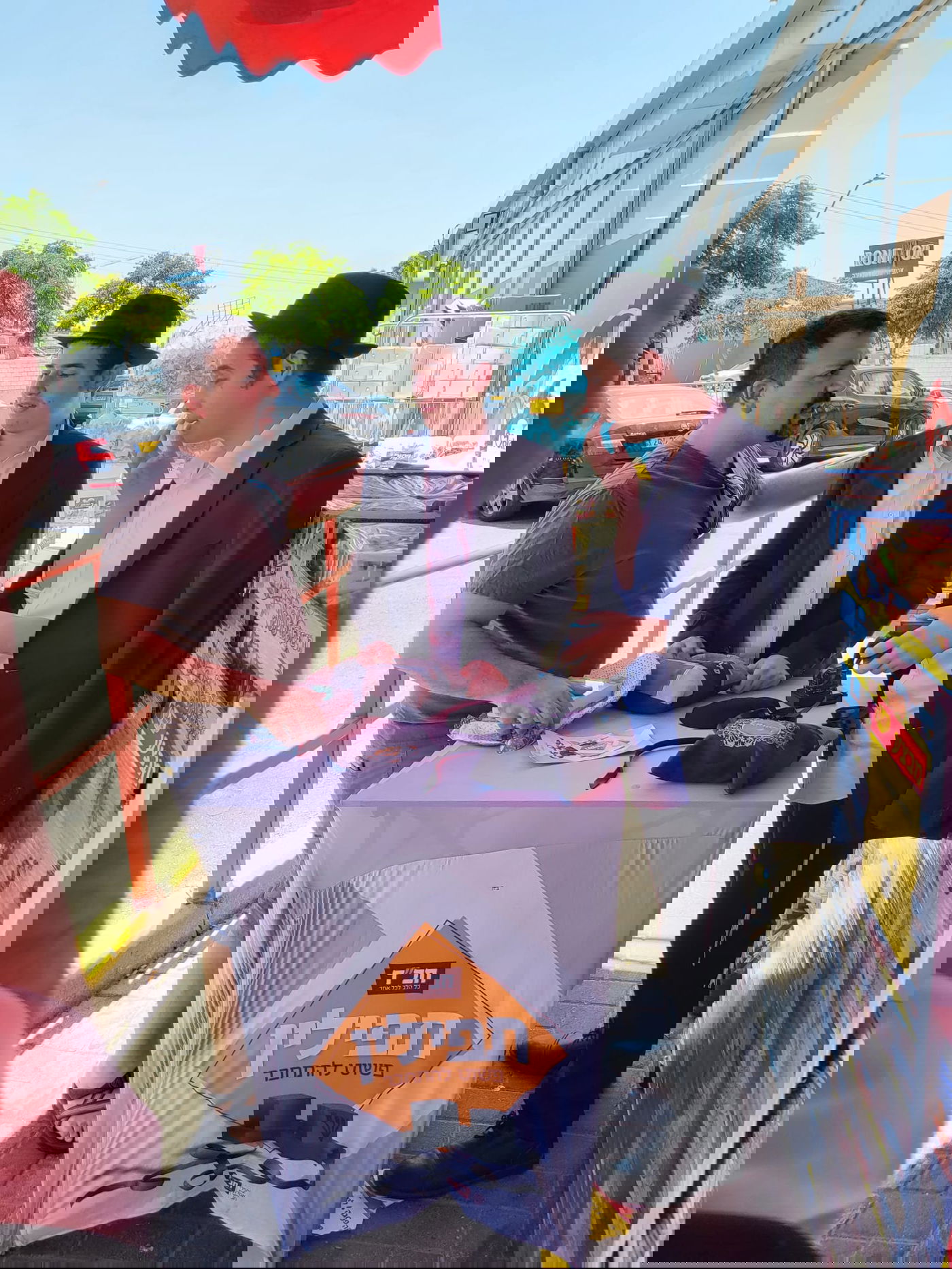 מרגש: משליך הביצה הגיע לדוכן, התנצל - והניח תפילין