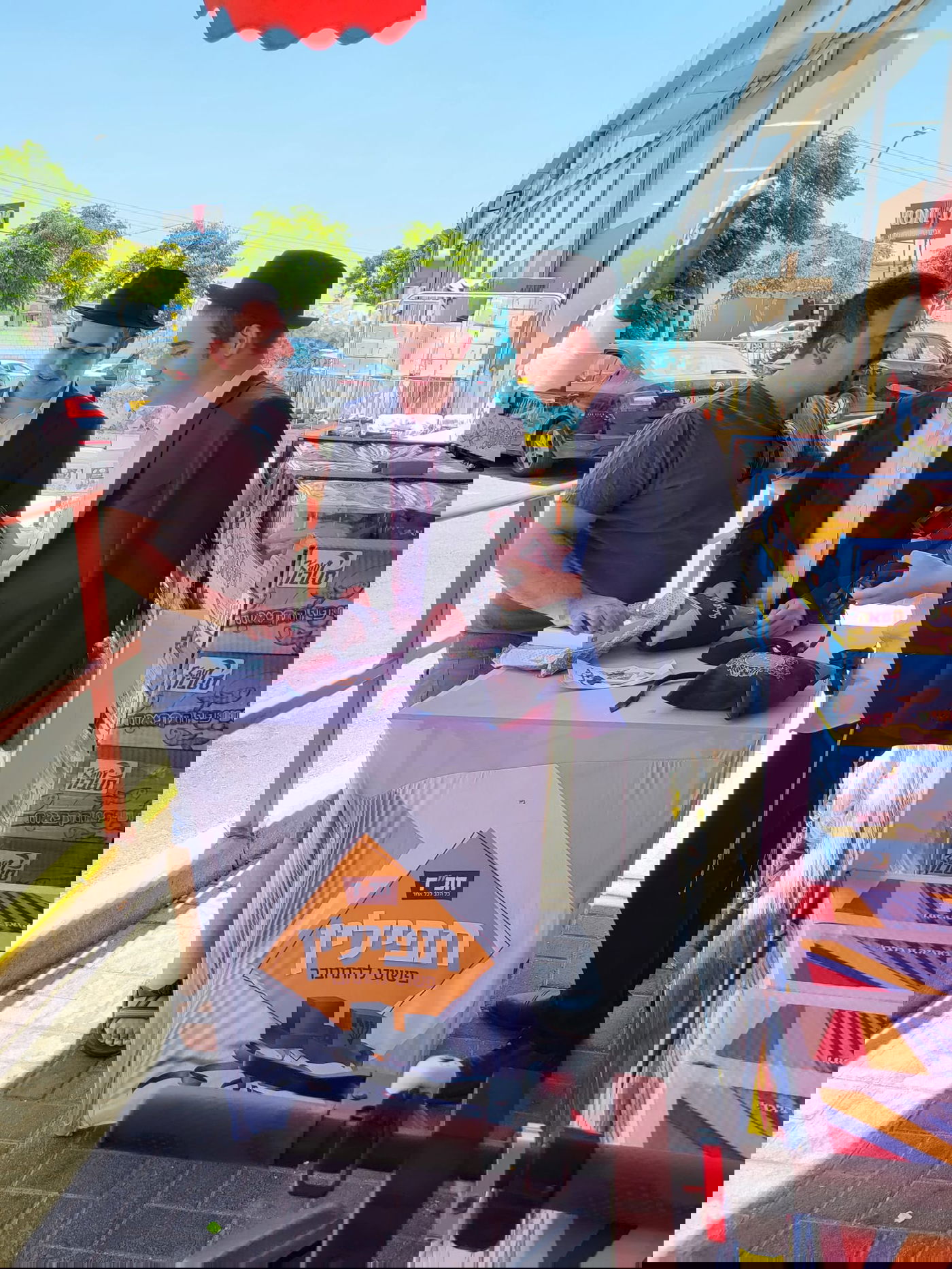 מרגש: משליך הביצה הגיע לדוכן, התנצל - והניח תפילין