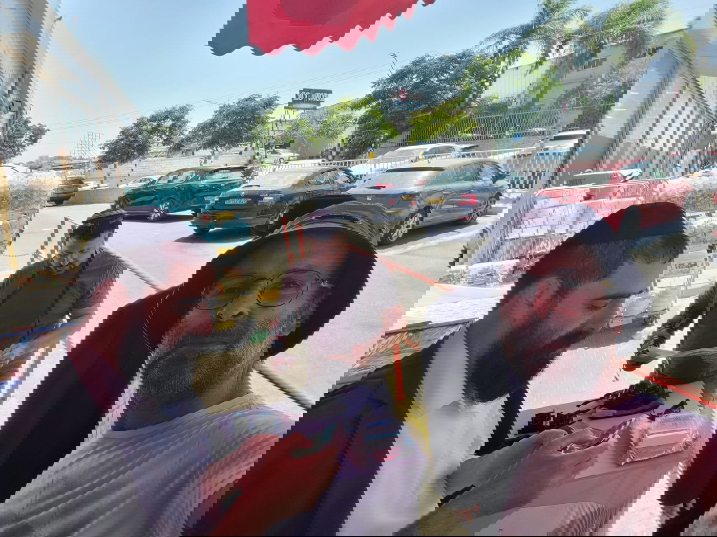 מרגש: משליך הביצה הגיע לדוכן, התנצל - והניח תפילין