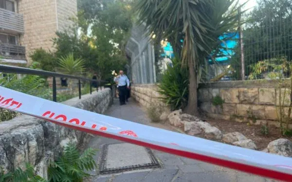 זיהו יהודי, דקרו בכל חלקי גופו - נמלטו והסתתרו במערה