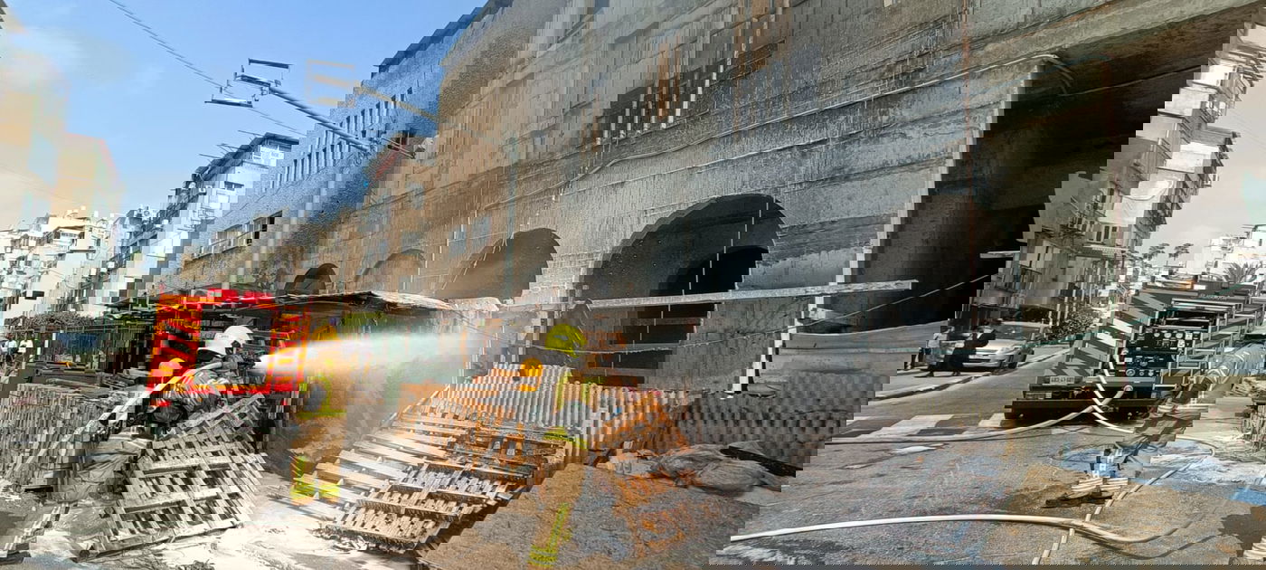 שריפה פרצה בארון חשמל באתר בנייה; החשמל באזור נותק