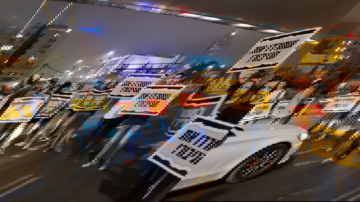 "קג"ב, קג"ב, קג"ב"; עשרות מפגינים כעת בכניסה לירושלים