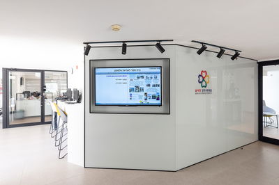 מתחם הכניסה לבית הספר האקדמי לאחים ואחיות וולפסון