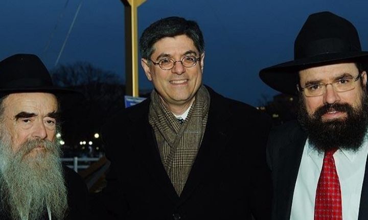 ג'ק לו לצד שלוחי חב"ד הרב אברהם שם טוב ובנו הרב לוי