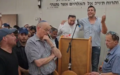 לאחר שהספיד את אביו, השר פצח בשירת השיר האהוב עליו