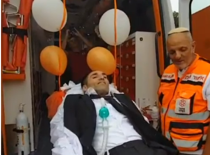 אלון מובל לחתונתו באמבולנס