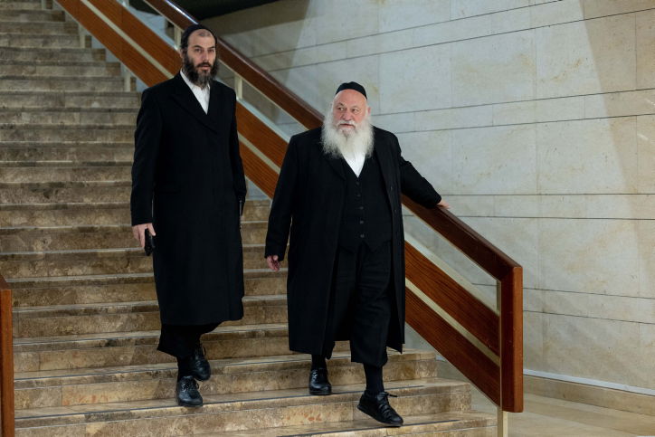 השר יצחק גולדקנופף ויועצו בבצ'יק בכנסת