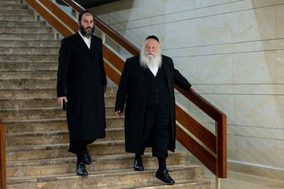 השר יצחק גולדקנופף ויועצו בבצ'יק בכנסת