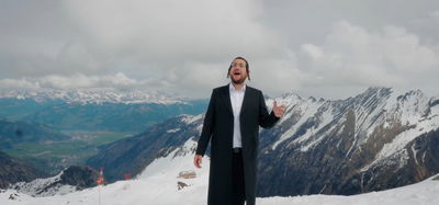 מענדי וויס, שוכי גולדשטיין וחברים בקליפ קאבר: "אשא עיני"