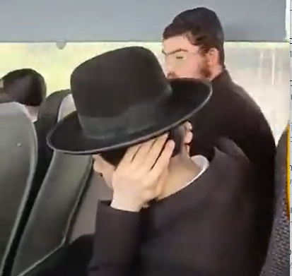 מופע של שנאה והתגרות: נשות 'אחים לנשק' בשירה וריקודים מתריסים מול חרדים באוטובוס