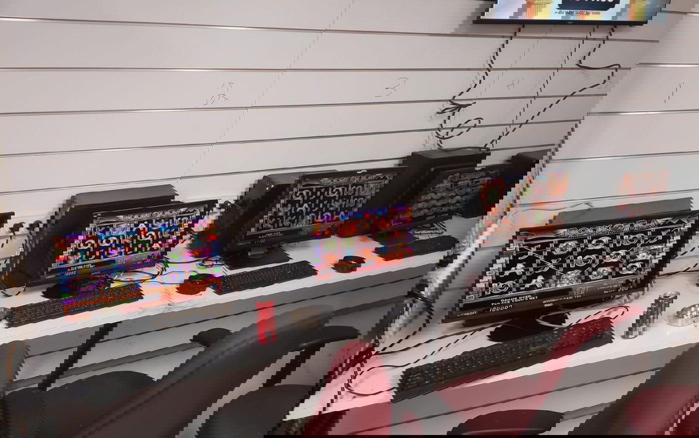 המשטרה פשטה על בית הימורים בלב העיר בני ברק | תיעוד