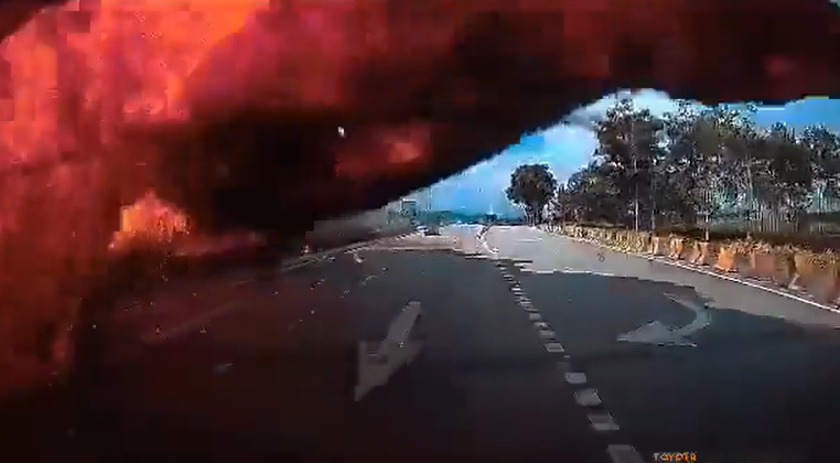 מטוס קל התרסק על הכביש; הנוסעים ואופנוענים נהרגו