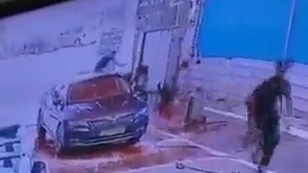 מגיע מאחור, פותח באש מטווח אפס ונמלט | תיעוד הפיגוע