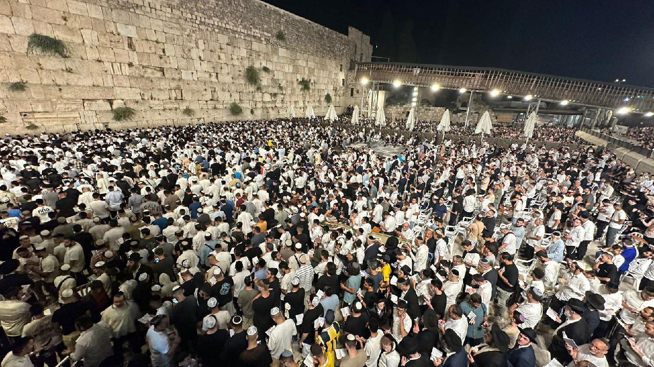 אלפים במעמד אמירת הסליחות הראשונות הלילה ברחבת הכותל המערבי