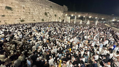 אלפים במעמד אמירת הסליחות הראשונות הלילה ברחבת הכותל המערבי