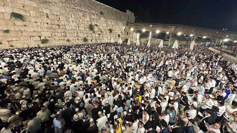 אלפים באמירת הסליחות הראשונות בכותל המערבי • תיעוד