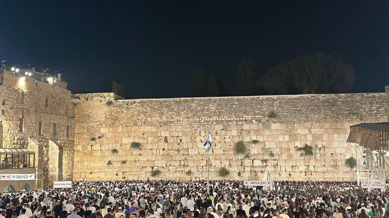 אלפים במעמד אמירת הסליחות הראשונות הלילה ברחבת הכותל המערבי