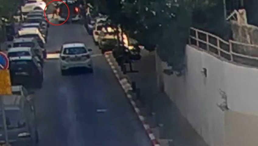 צפו בתיעוד של המחבל יורד מרכב ההסעות בתל אביב