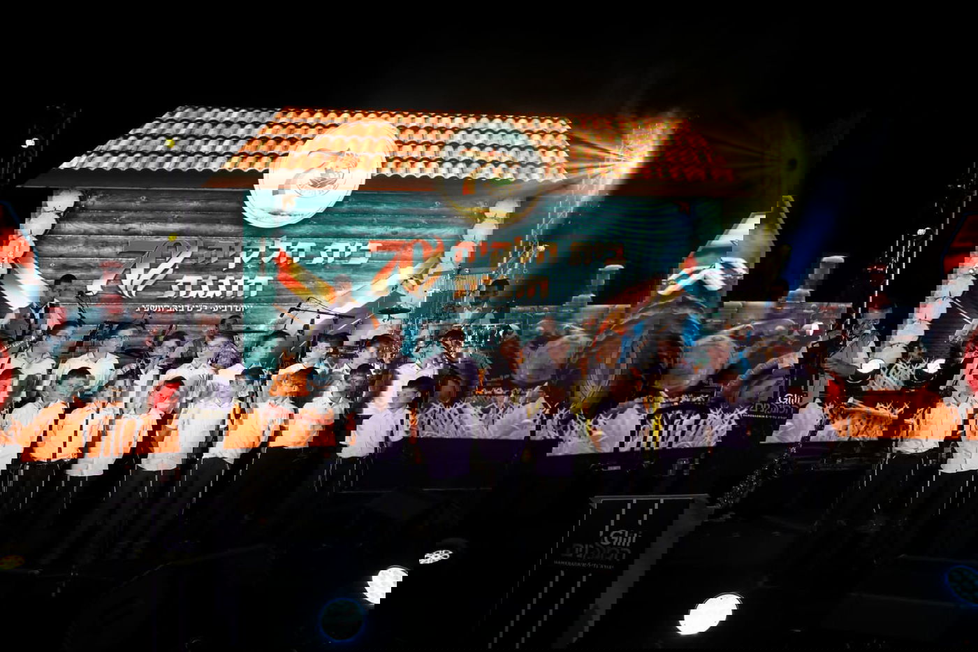 המושב החרדי חגג יומולדת 70 עם רבנים וזמרים | צפו בתיעוד