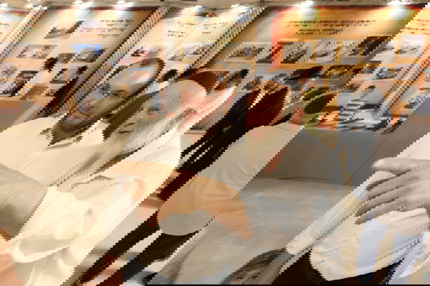 המושב החרדי חגג יומולדת 70 עם רבנים וזמרים | צפו בתיעוד