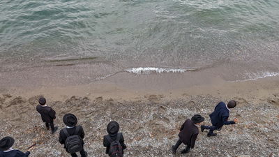 תלמידי הישיבה באיזור בו טבע סוכן המוסד