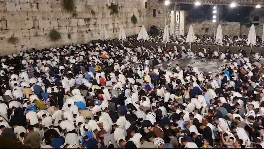 אלפים במעמד אמירת הסליחות הראשונות הלילה ברחבת הכותל המערבי
