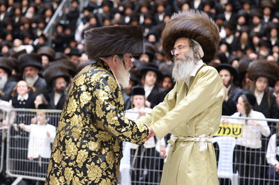 תיעוד ענק: אלפים בחתונת בן המשפיע רבי מיילך בידרמן