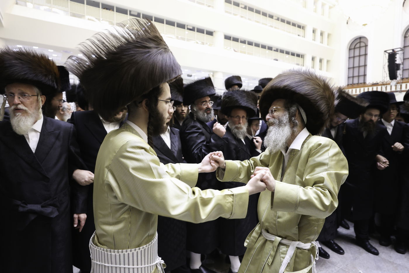 תיעוד ענק: אלפים בחתונת בן המשפיע רבי מיילך בידרמן