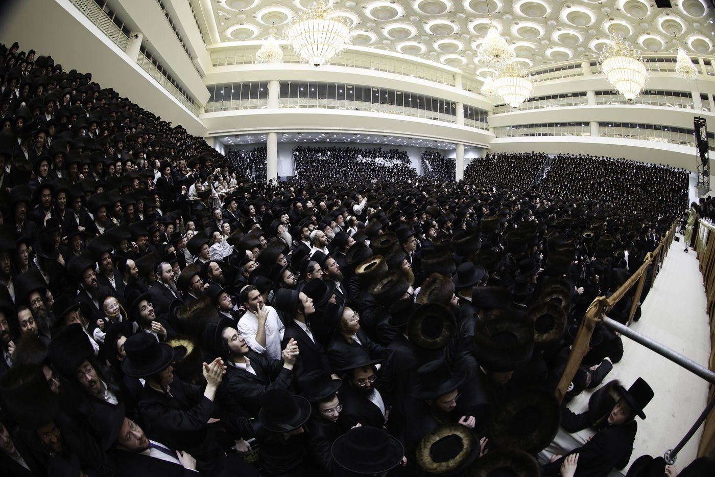 תיעוד ענק: אלפים בחתונת בן המשפיע רבי מיילך בידרמן