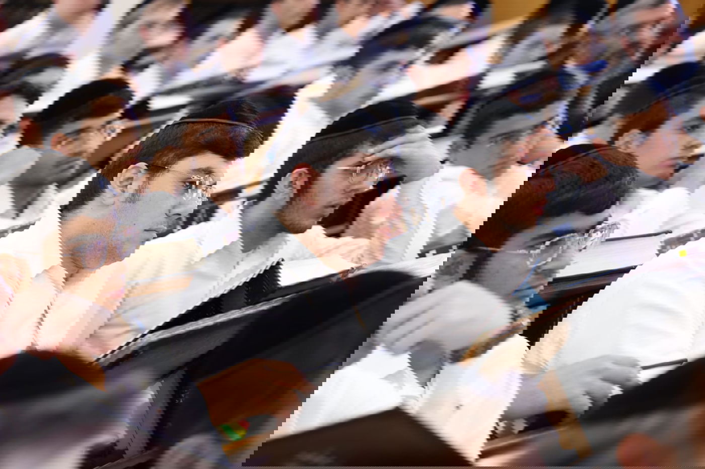 בלי עין הרע. תלמידי ישיבה שוקדים על לימודם