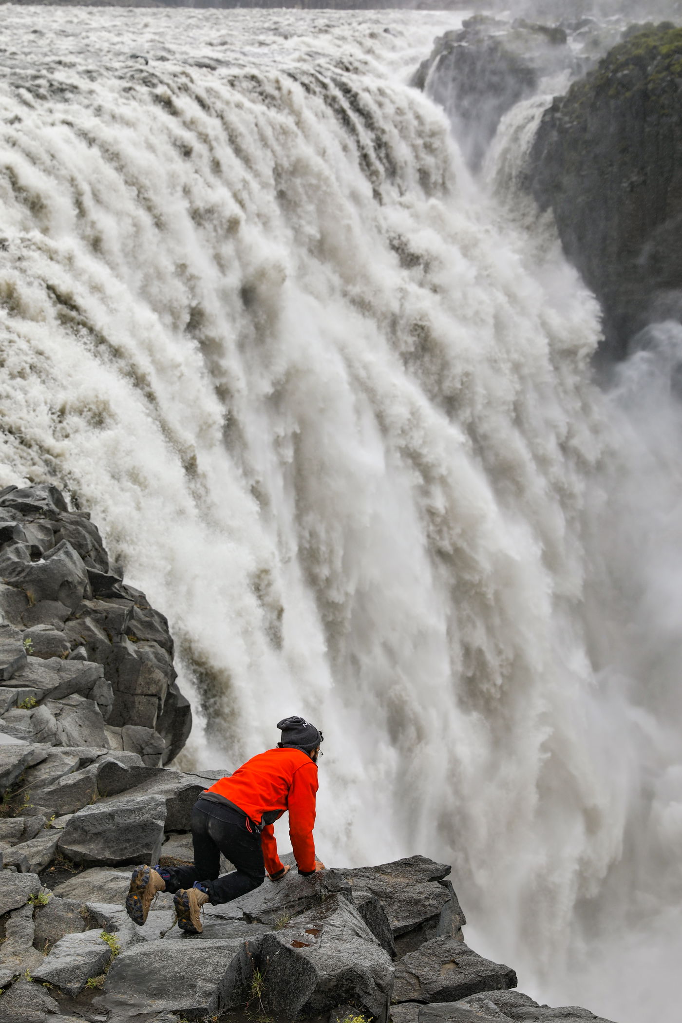 מפל מפורסם באיסלנד בעוצמה מטורפת